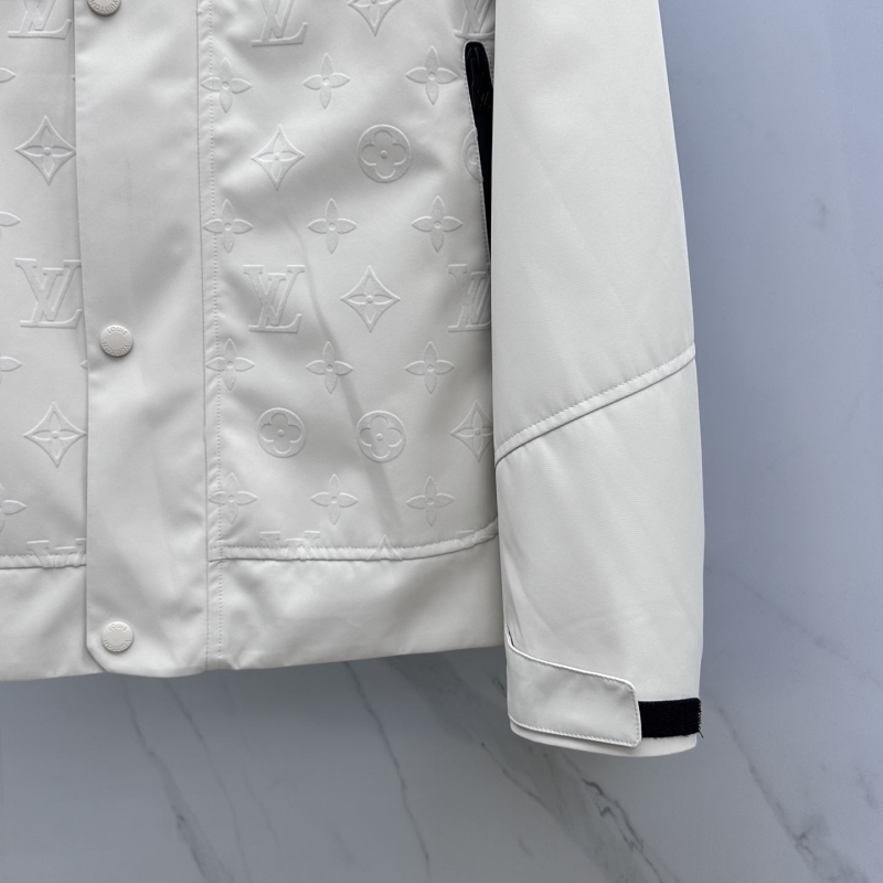 l0vis Vvtt0n outwear